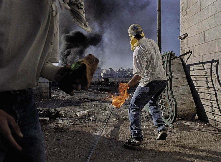James Nachtwey, Inizio della Seconda Intifada 
(2000), Cisgiordania (© James Nachtwey).